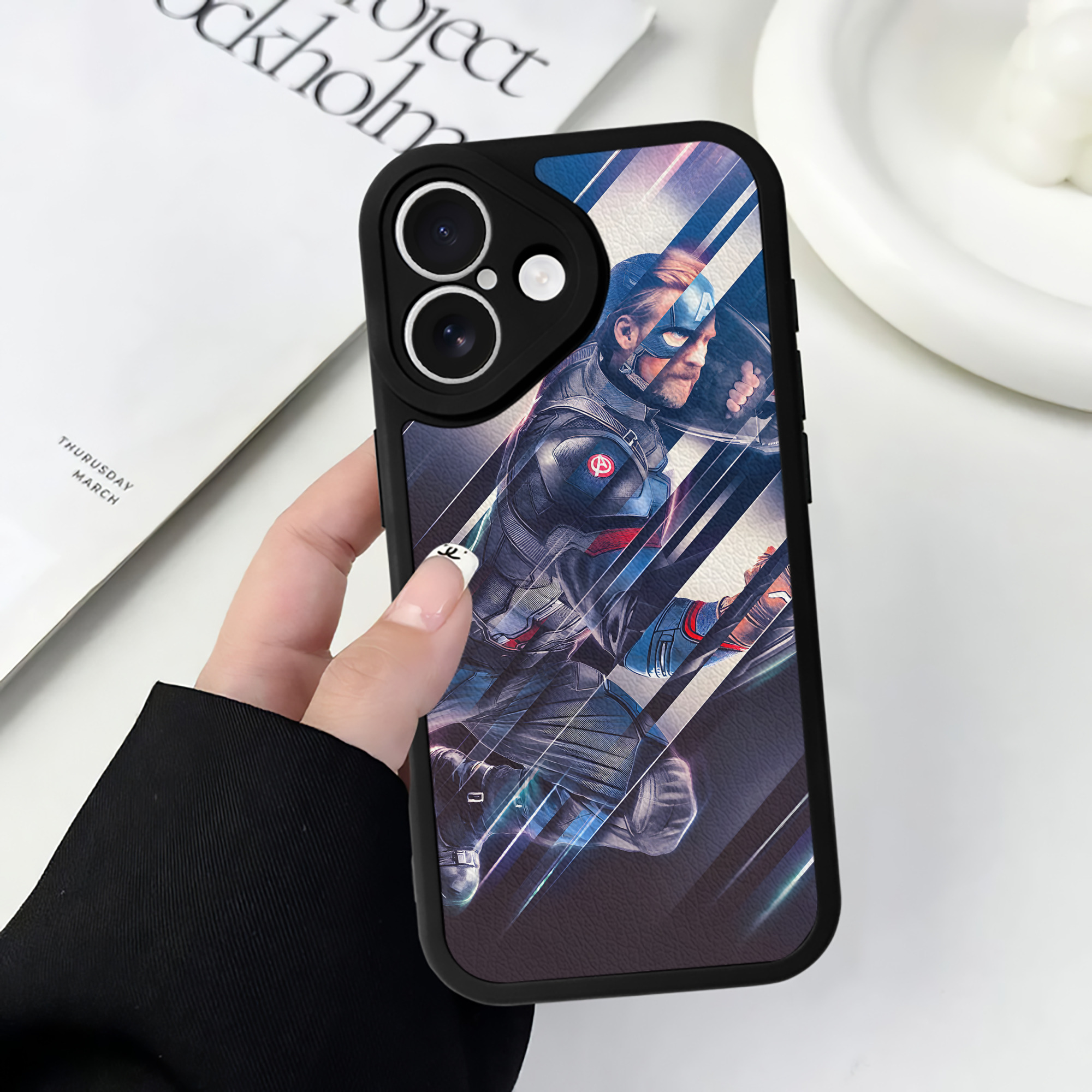 （画像用） アベンジャーズ The Avengers 【iPhone 16シリーズ対応】シリコンスマホケース（レザー調） 材質：シリコン